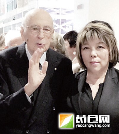 意大利宋庆龄基金会、意大利华人华侨参议委员会主席金慧与意前总统Napolitano合影。(法国《欧洲时报·意大利版》/意大利宋庆龄基金会